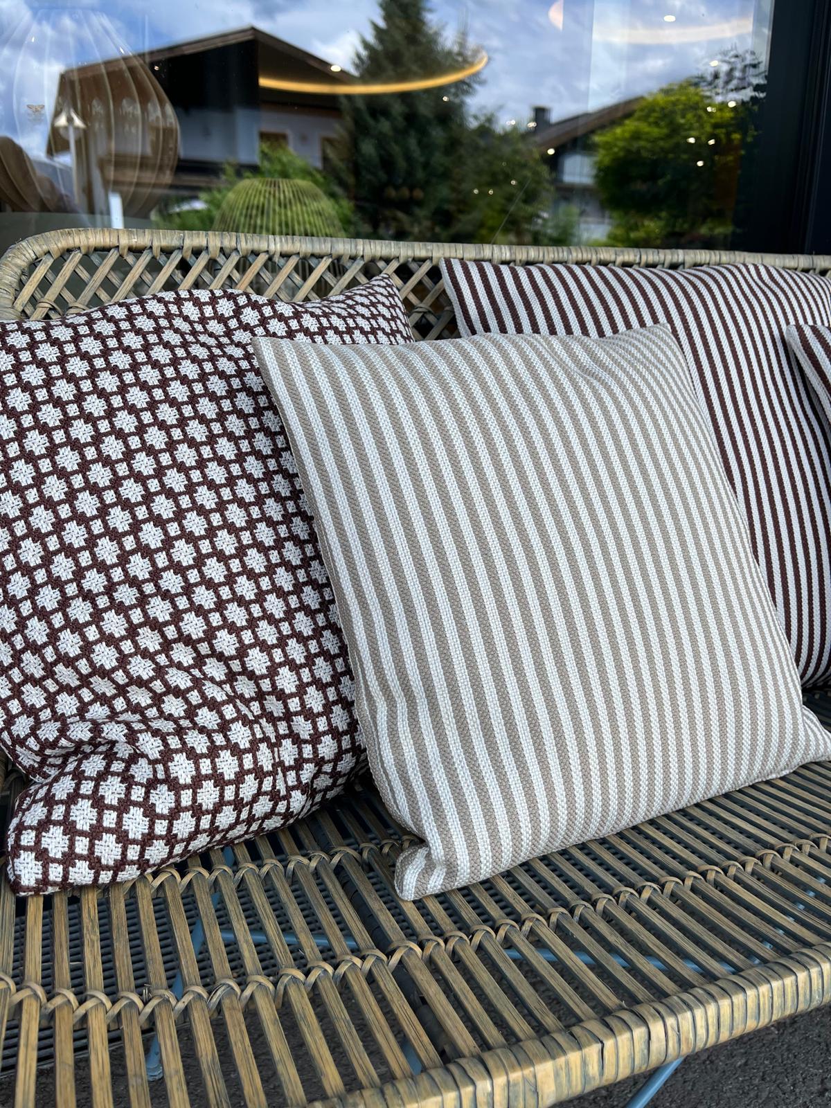 Gestreifter Outdoor-Polsterbezug - beige