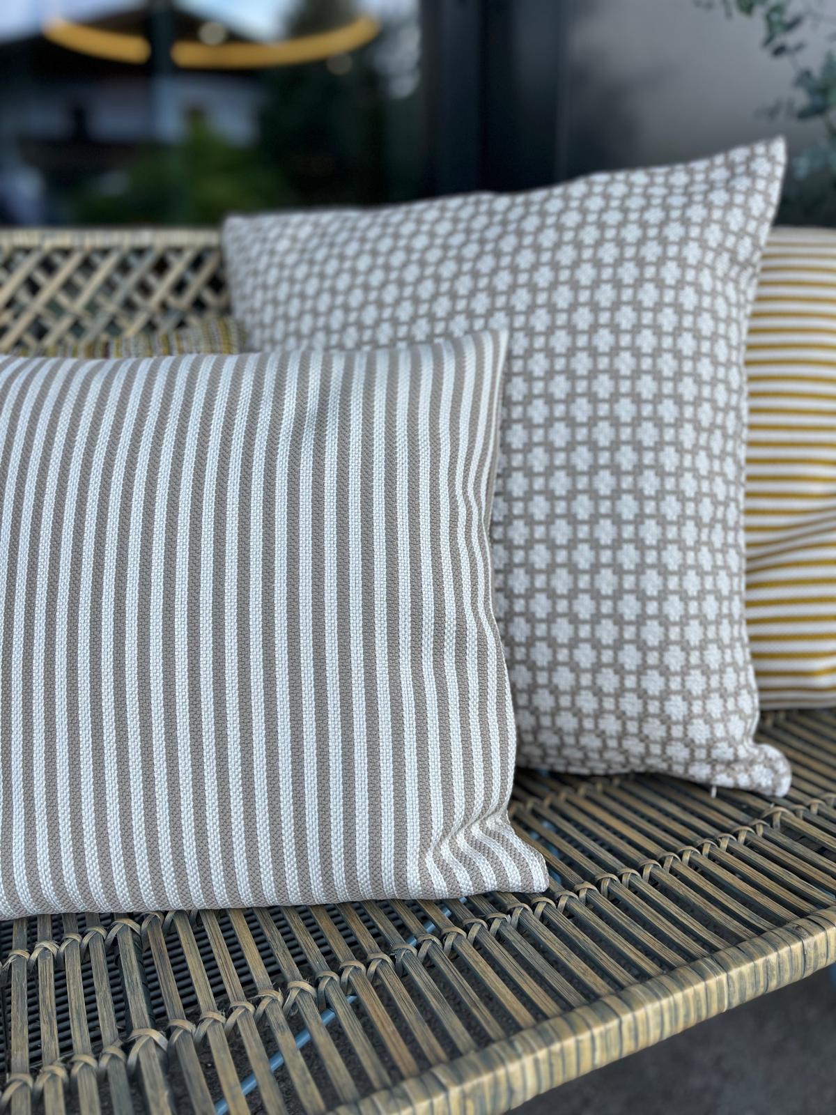 Gestreifter Outdoor-Polsterbezug - beige