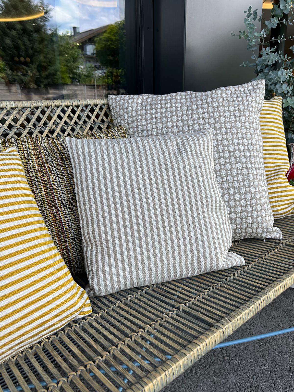 Gestreifter Outdoor-Polsterbezug - beige